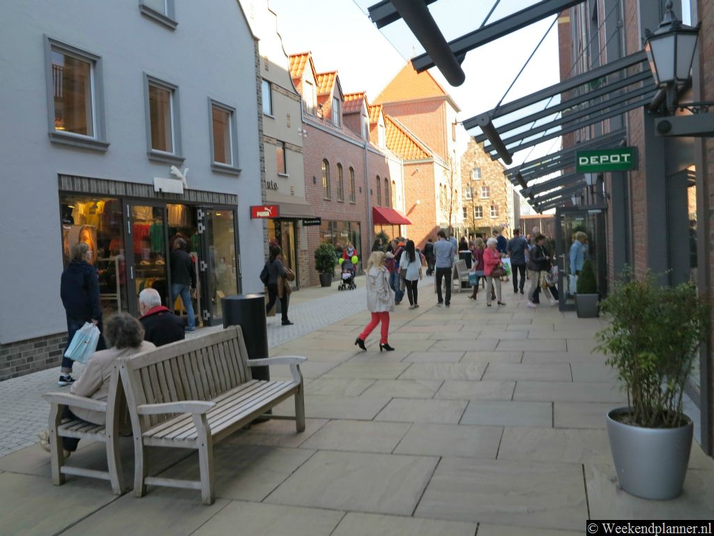 Een deel van het Factory Outlet Centrum (FOC) is binnen en een deel ligt buiten.